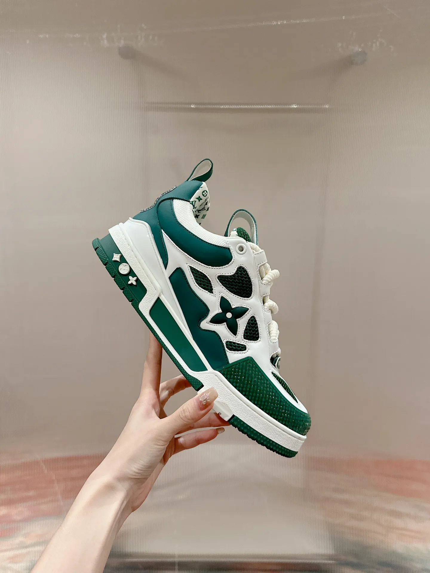 👟👟Ex-factory price 800👟👟 Louis Vuiton·Louis Vuitton🍀 🍀 LV Skate series bread shoes-skateboard shoes-basketball shoes-casual sports shoes top version🔝original purchase, development and production👍🏻[Fireworks] LV Skate has continued The View professional skateboard shoes since 2020. This style continues the fat version of the 90s. Designers added playful touches such as an open mesh tongue and exaggerated laces that pay homage to Axion, es and DC. Unlike your typical skate shoe, this LVSK8 sneaker is made from nubuck leather with TPU trim and Monogram texture. Finally, there are the logos on the heel and tongue as well as the floral pattern on the side. ☑️ Fabric: Original customized first-layer cowhide + breathable mesh ☑️ Lining: Original imported breathable mesh ☑️ Size: Female 35-40 Male 39-44 (Female 40, Male 45.46 customized, non-refundable)